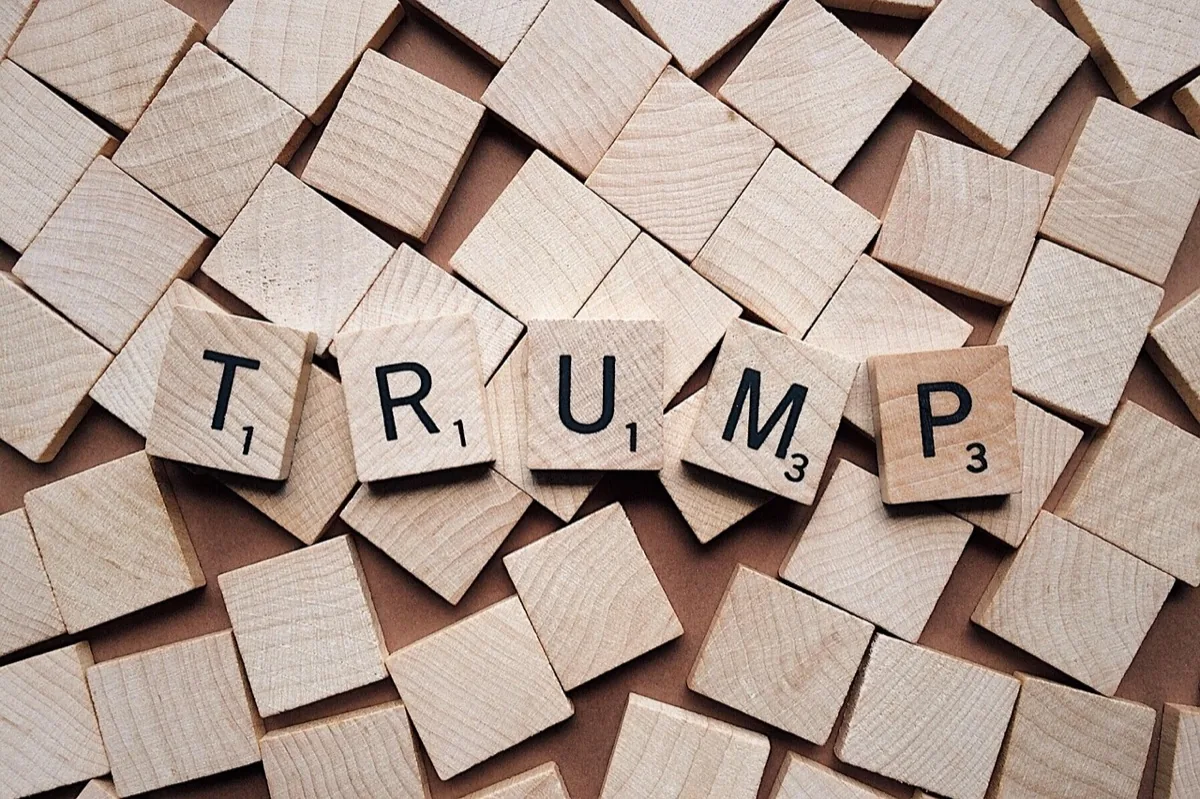 나무 타일로 TRUMP 라고 배열한 글자